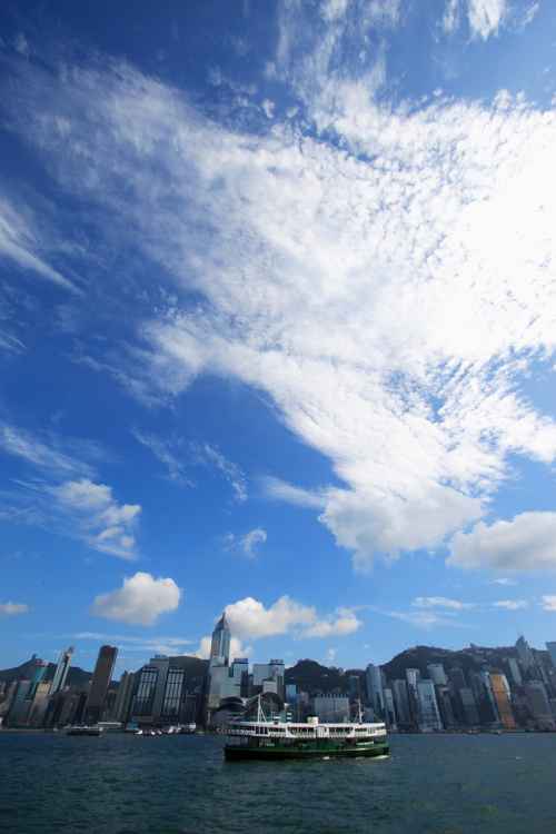 圖二:晴天下的白雲 (圖片由天文台李子祥博士拍攝和提供)天文台網頁截圖 圖二:晴天下的白雲 (圖片由天文台李子祥博士拍攝和提供)天文台網頁截圖