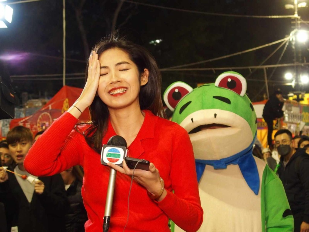 叶芷桦以右手扶额，状甚懊恼，加上身后有一只青蛙公仔，场面爆笑。