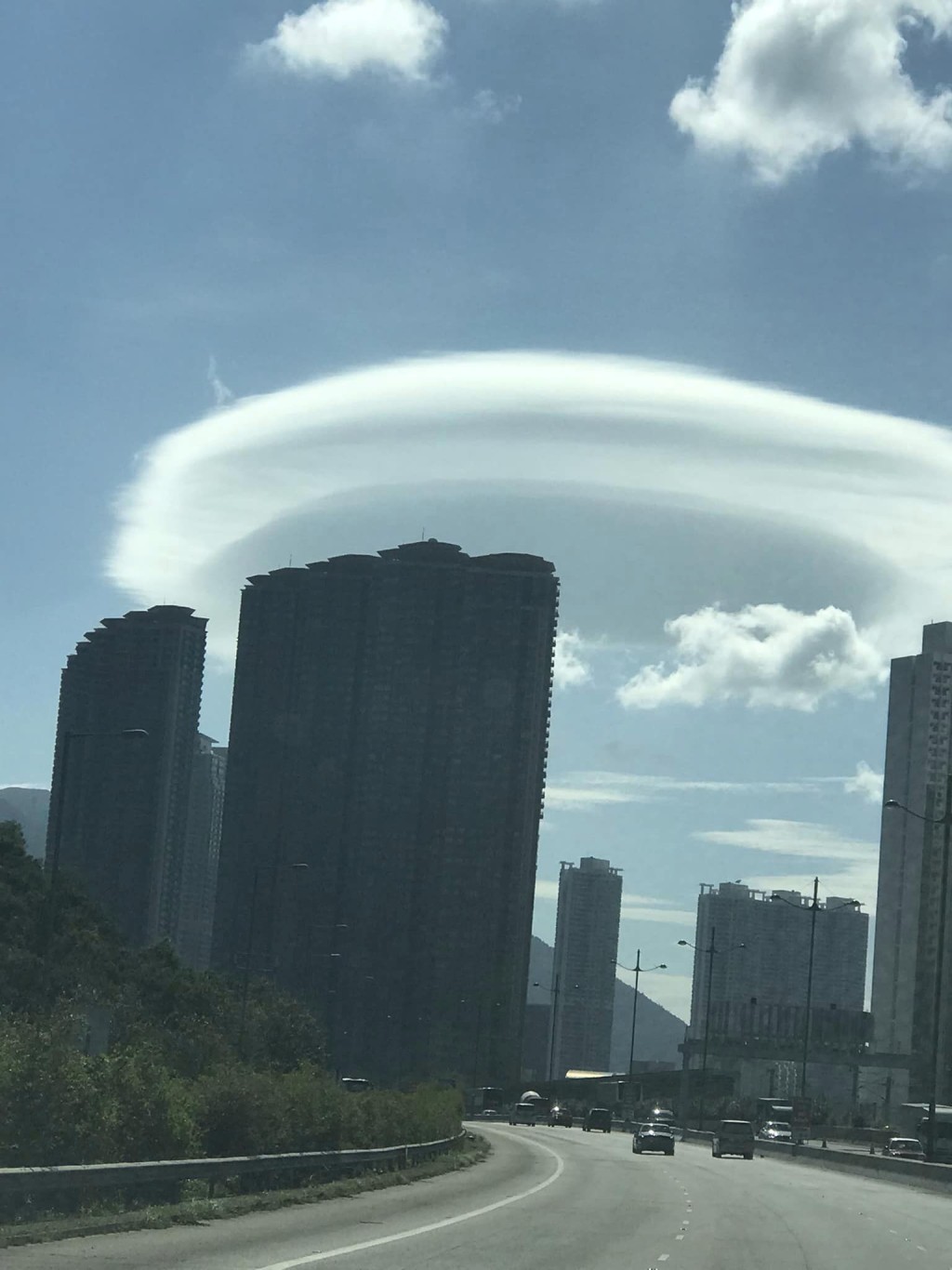 近日有网民于东涌上空见到「飞碟云」。fb「香港风景摄影会」Chan Wai Nang摄