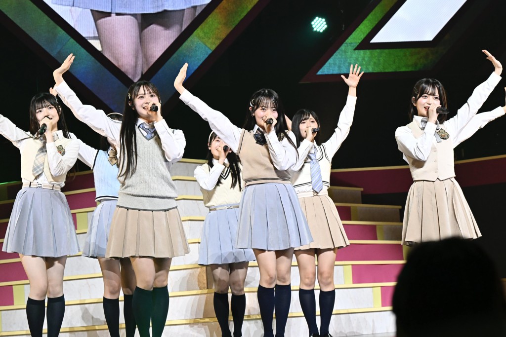 16名超人氣成員強勢登陸香港。 16名超人氣成員強勢登陸香港。
