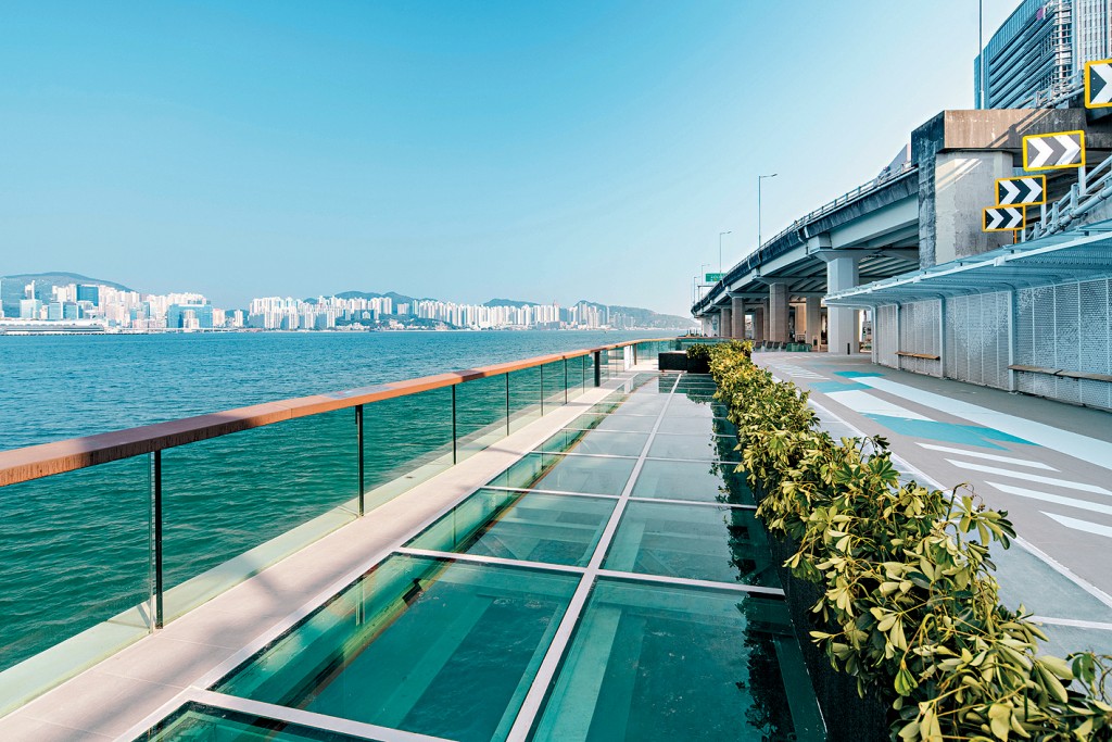 北角东岸板道（东段）今起开放，当中的体验式玻璃观景台，可让游人感受脚下的维港。