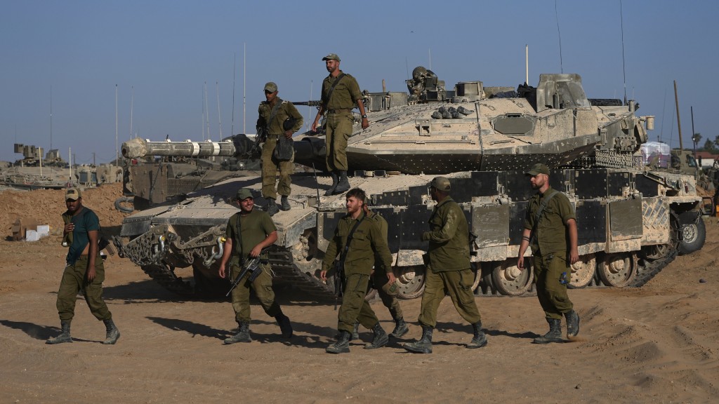 以军集结在以色列南部加沙边境附近。 美联社