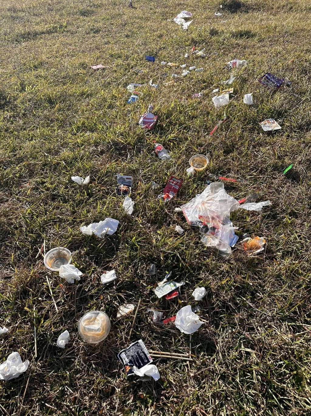 亦有網友在露營群組發文,指周五(21日)到同一營地露營,翌日早上發現大草坡滿地突然遍佈垃圾、食物包裝。Kei MK @FB香港人露營分享谷 亦有網友在露營群組發文,指周五(21日)到同一營地露營,翌日早上發現大草坡滿地突然遍佈垃圾、食物包裝。Kei MK @FB香港人露營分享谷