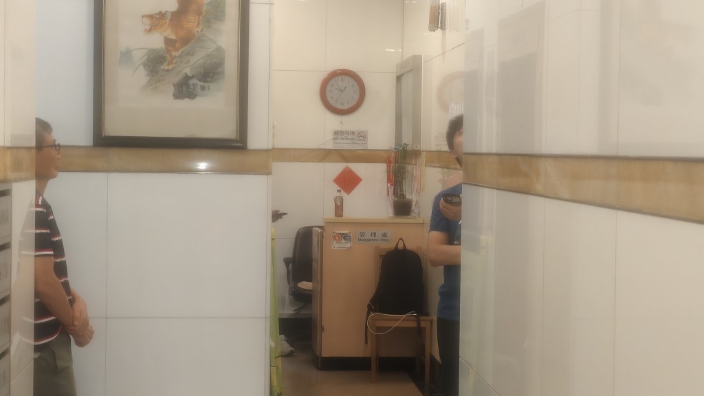 兩名便裝警員翻查大廈閉路電視。 兩名便裝警員翻查大廈閉路電視。