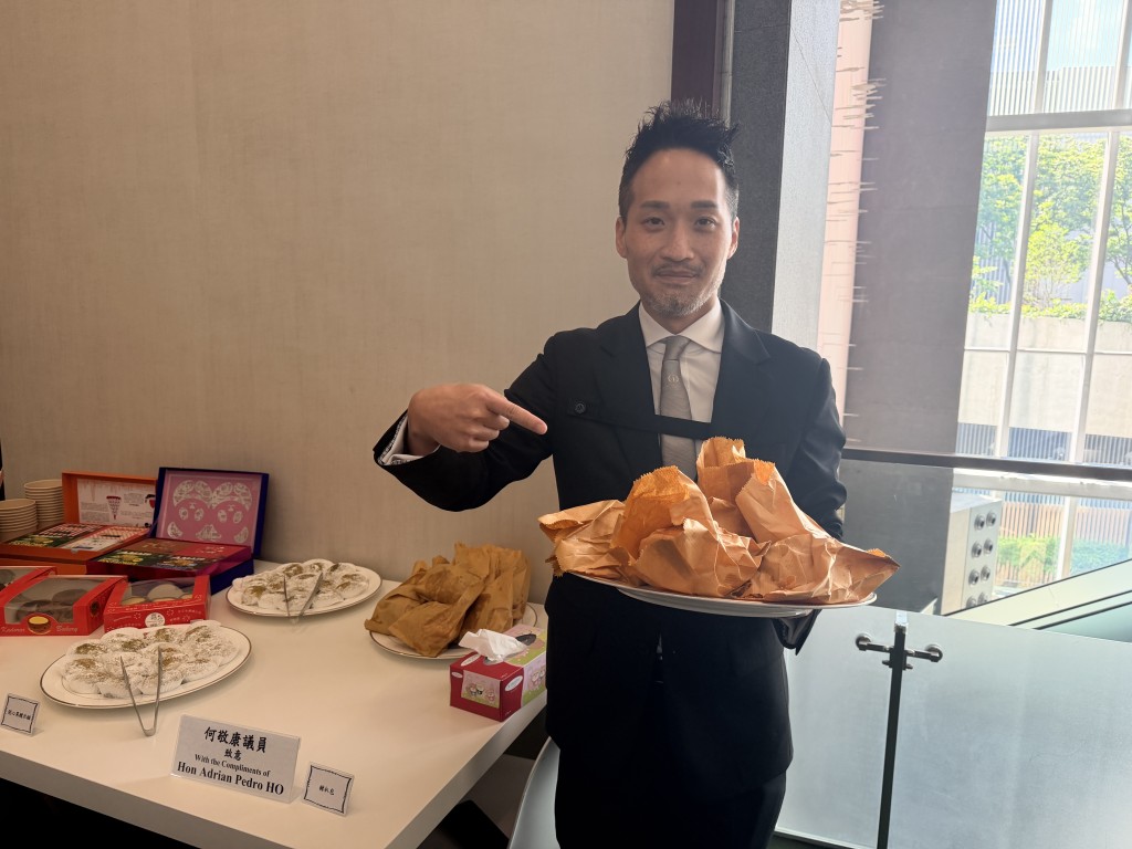 上周立法會討論「旅遊＋飲食」的議員議案，何敬康發言時稱澳門食物「極度普通」，直指「香港嘅豬扒包好食過澳門」。