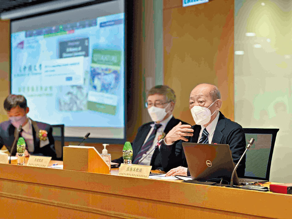 在新书《A History of Chinese Literature》发布及座谈会上，出席学术界对张隆溪教授（右）及其新书赞誉有加。