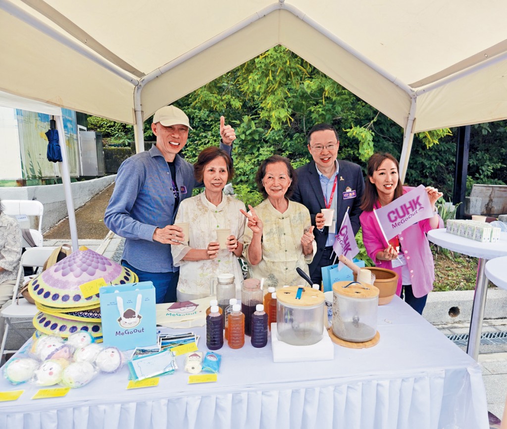 中大在吉澳举办乡村美食嘉年华，尹振英（右一）期望活动鼓励市民走进乡村，亲身感受当地的客家文化魅力。