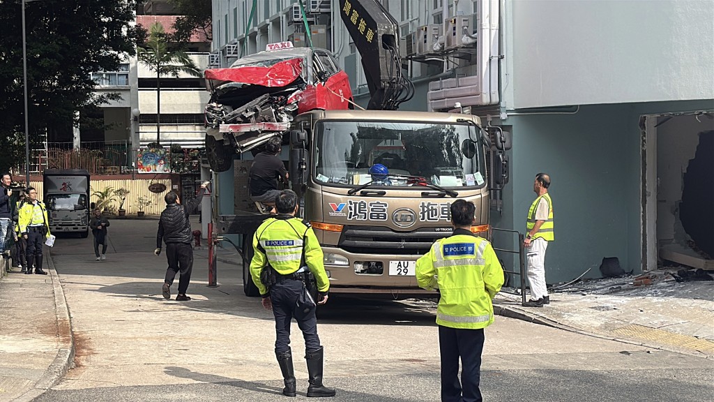 的士由吊臂車運走。劉漢權攝 的士由吊臂車運走。劉漢權攝