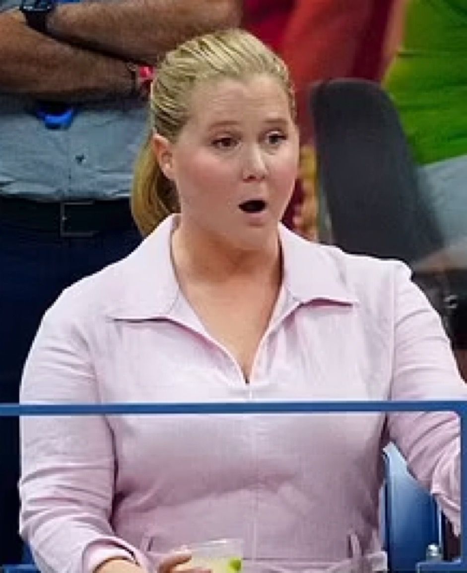 Amy當日都穿粉紅色衫睇網球賽。