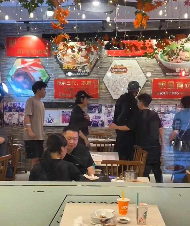 周潤發一行人進入店後，選擇坐在最入角落。