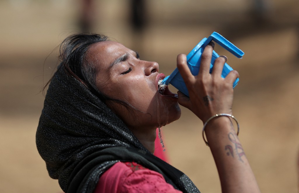 印度天氣持續酷熱，有市民多喝水降溫消暑。 路透社  ​