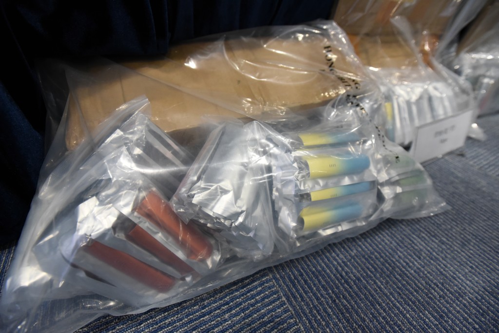 政府先後修訂法例管制依托咪酯及其類似物,列為毒品,並於7月正名,防止毒販利用「太空油」刻意美化毒品。資料圖片 政府先後修訂法例管制依托咪酯及其類似物,列為毒品,並於7月正名,防止毒販利用「太空油」刻意美化毒品。資料圖片