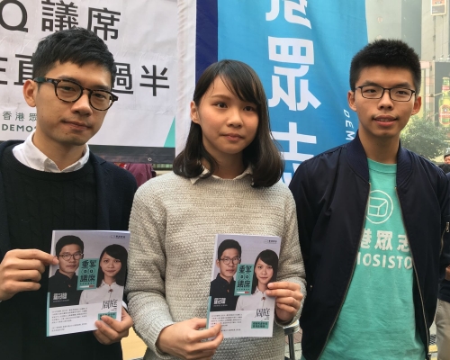 周庭(中)今午在羅冠聰(左)和黃之鋒(右)陪同下,在銅鑼灣設立街站。