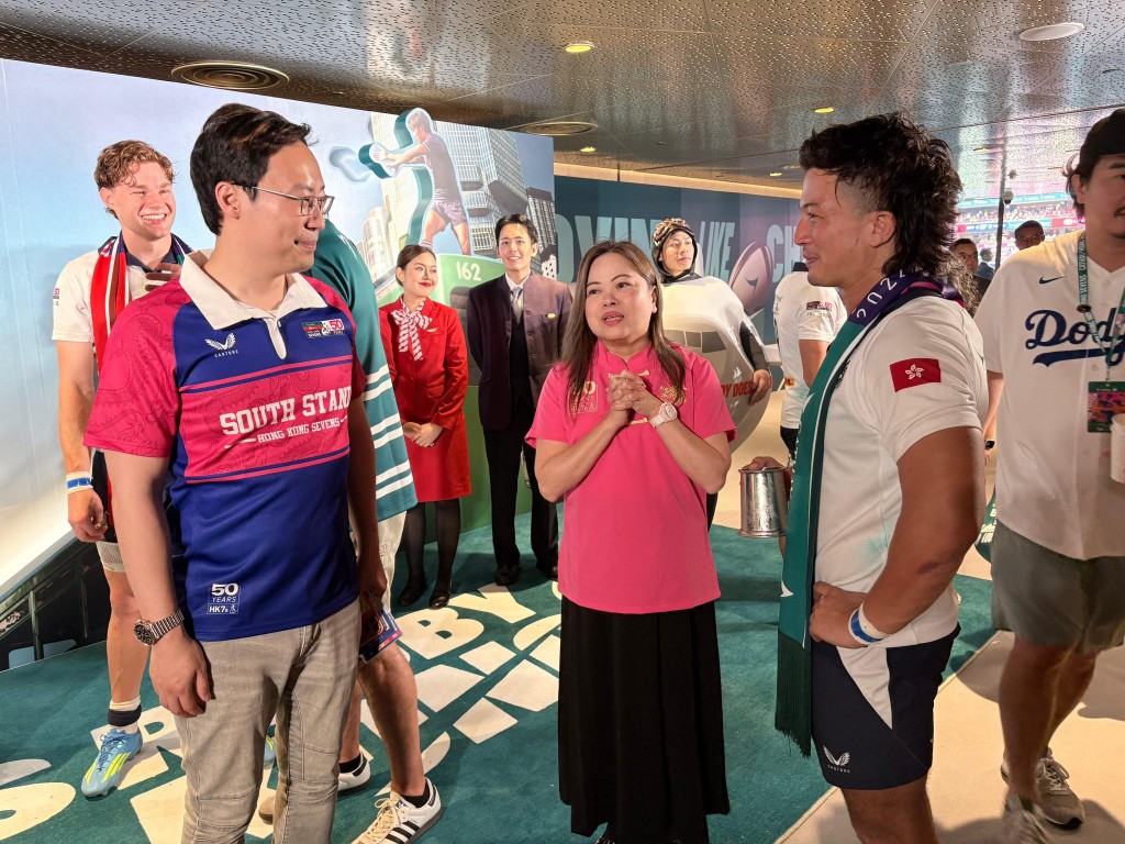 羅淑佩聯同蔡健斌賽後與港隊球員交流。羅淑佩FB圖片