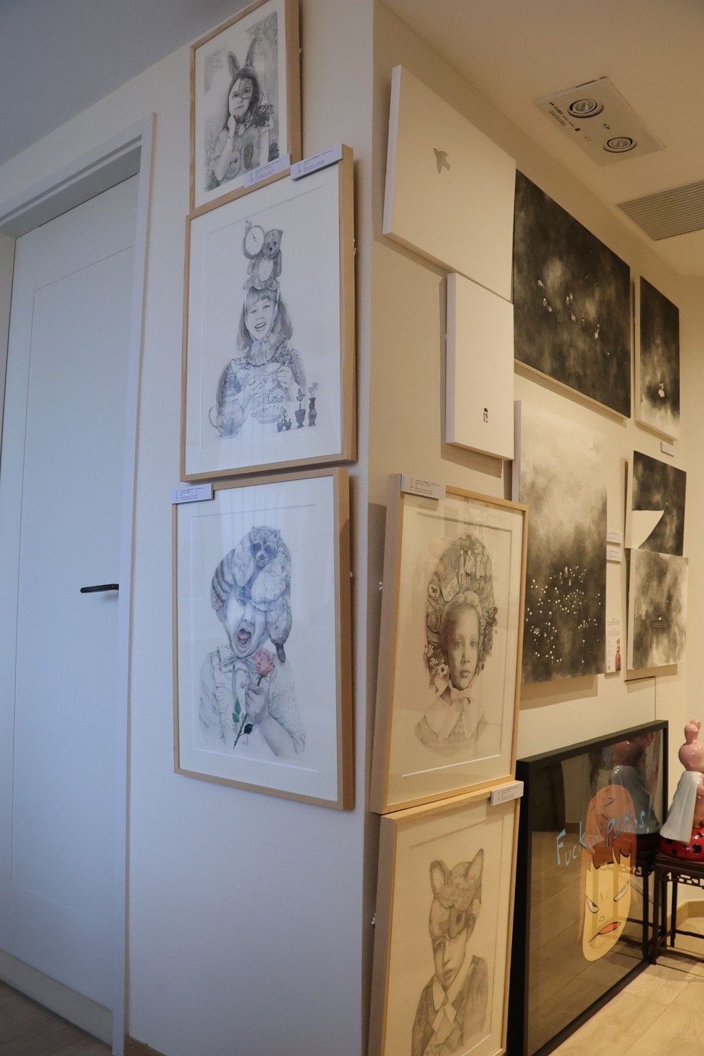 辦公室像小型藝術館，牆角掛滿日本藝術家森本由貴子的畫作。