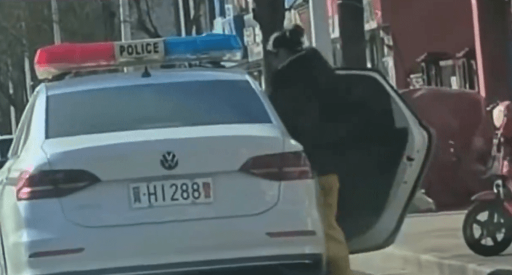 警車上下來3人未穿警服,牽著寵物狗,車牌也被清楚拍下。 網片截圖 警車上下來3人未穿警服,牽著寵物狗,車牌也被清楚拍下。 網片截圖