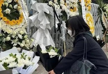 宗庆后逝世后，大批民众在娃哈哈集团门外献花及送上布鞋致敬。