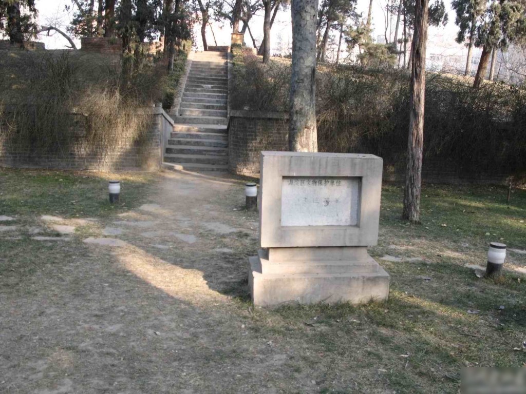 北京恩濟莊葬有許多太監。