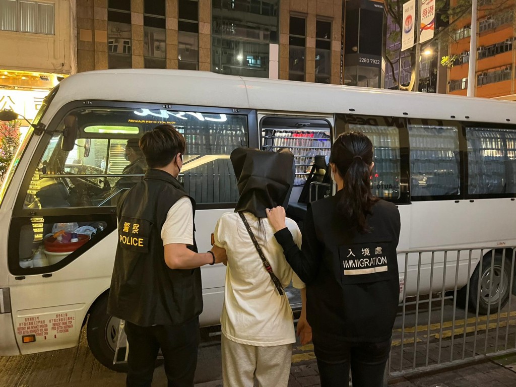 行动中共拘捕5名中国藉女子。警方图片