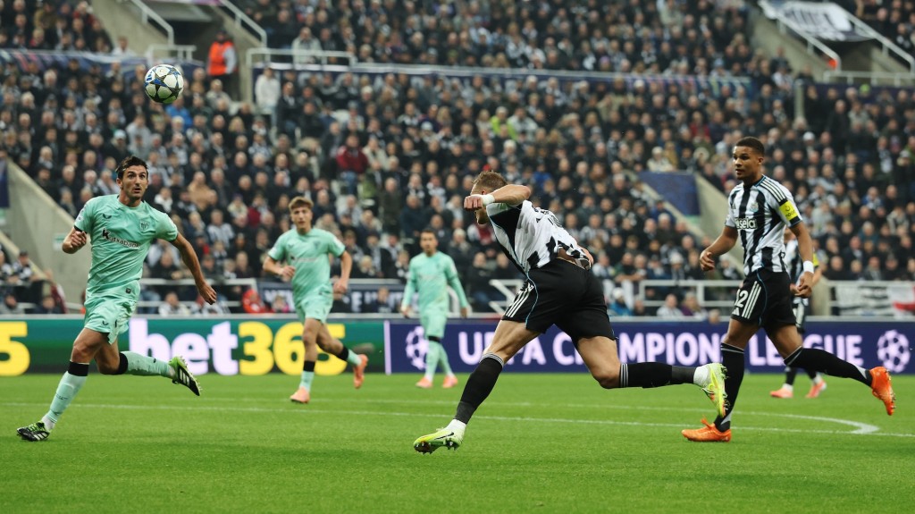 丹般恩頭槌為紐卡素打開紀錄。路透社