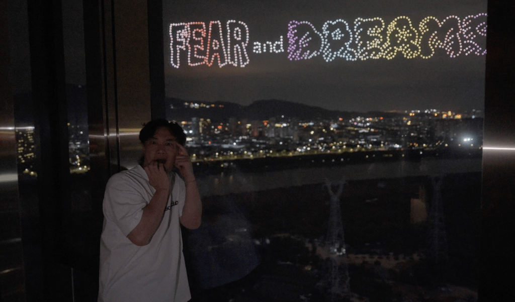 當然不少得演唱會主題Fear and Dreams 幾個大字。