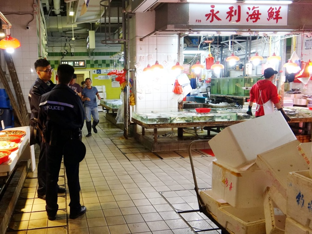 永利海鮮檔負責人魏先生指，事發時一名男賊人進入他的店舖內大肆搜掠，偷去約3000元現金。 林思明攝