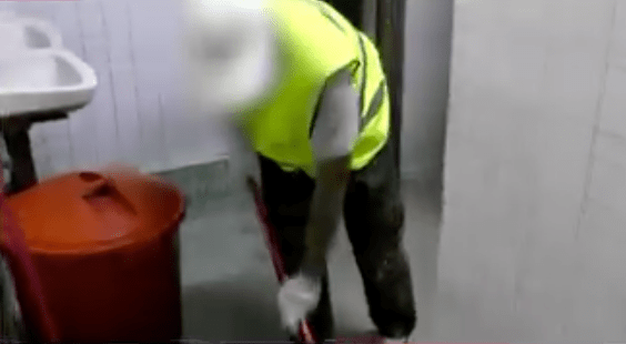 一名違例者被帶往洗公廁。八度空间华语新闻畫面截圖