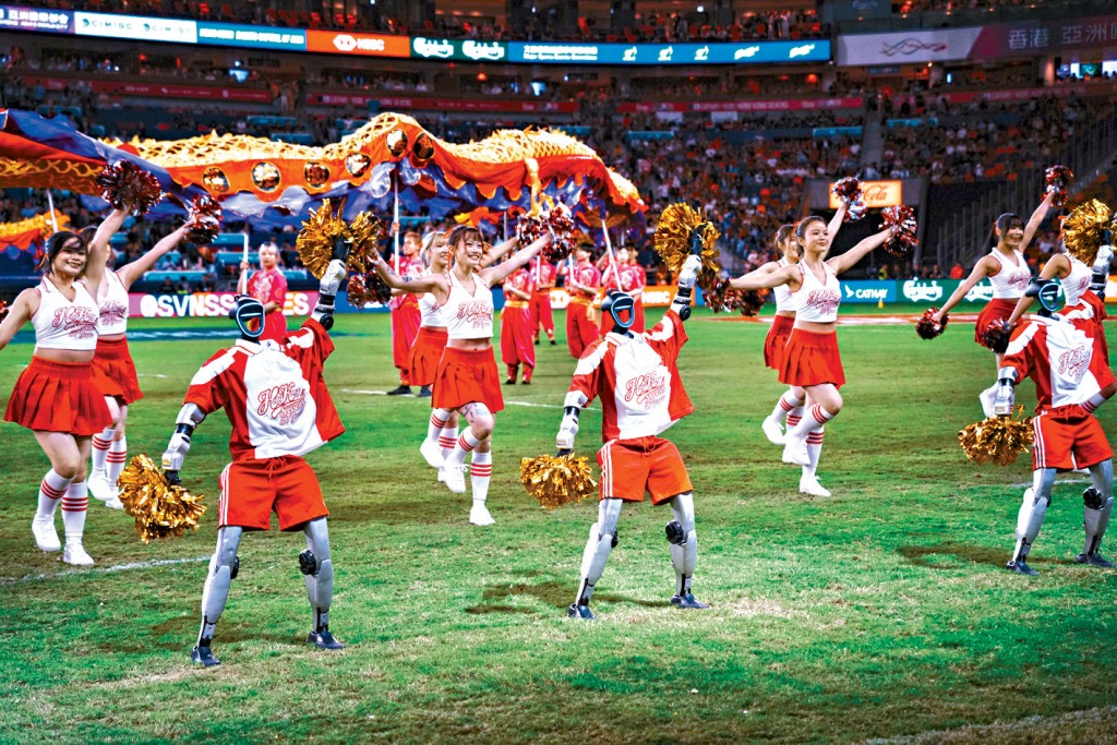 曾在央視春晚表演的國產機械人，昨晚聯同真人啦啦隊跳舞助慶。　