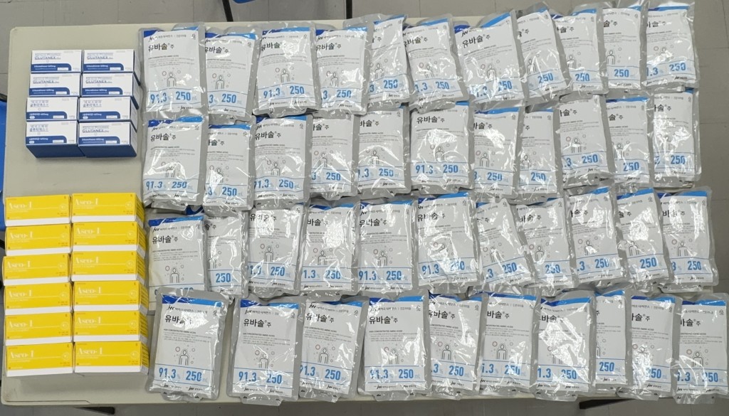衞生署今日(九月三十日)聯同警方在尖沙咀進行突擊搜查行動,暫時檢獲超過5 900支/瓶懷疑未經註冊的藥劑製品及/或第1部毒藥。 衞生署今日(九月三十日)聯同警方在尖沙咀進行突擊搜查行動,暫時檢獲超過5 900支/瓶懷疑未經註冊的藥劑製品及/或第1部毒藥。