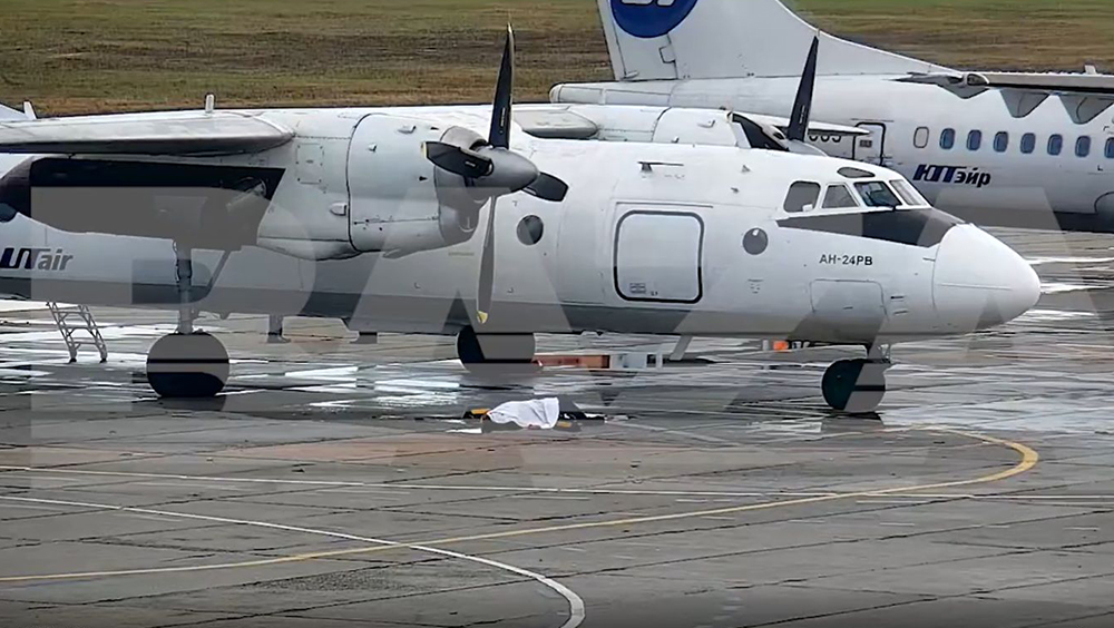 俄羅斯地勤人員走近飛機螺旋槳瞬間被爆頭慘死。 