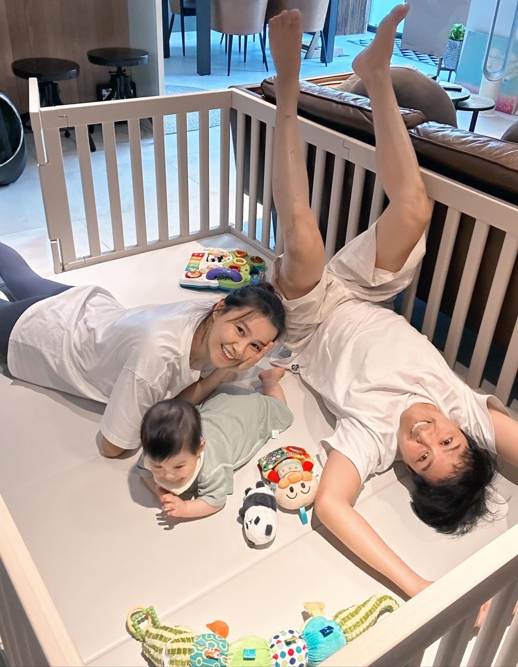 照片可見客廳不少地方鋪上軟墊及放滿各式玩具,儼如一個小型遊樂場。 照片可見客廳不少地方鋪上軟墊及放滿各式玩具,儼如一個小型遊樂場。