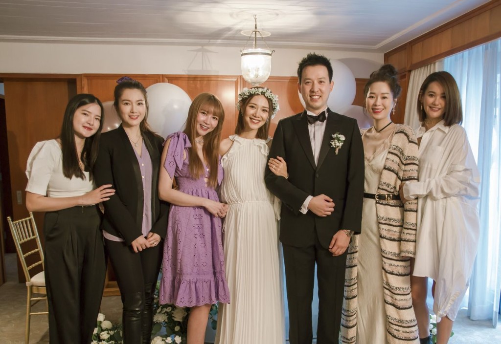 倪晨曦家人未能由加拿大返港參與她證婚儀式,但有朱韻韻、鍾浠文、簡幗儀、苟芸慧等好姊妹出席。