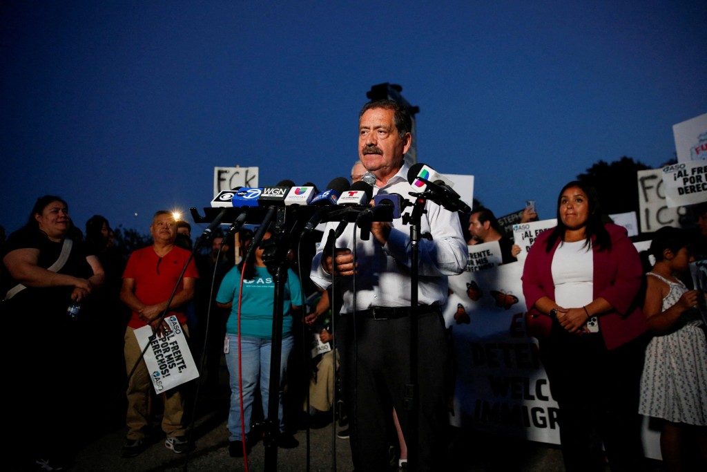 美國眾議院議員加西亞（Jesús "Chuy" García）在關於岡薩雷斯死訊的記者會上發言。路透社