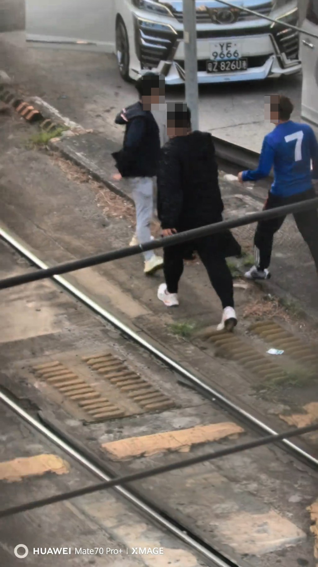 黑衣男被兩名男子追打。網上片段截圖