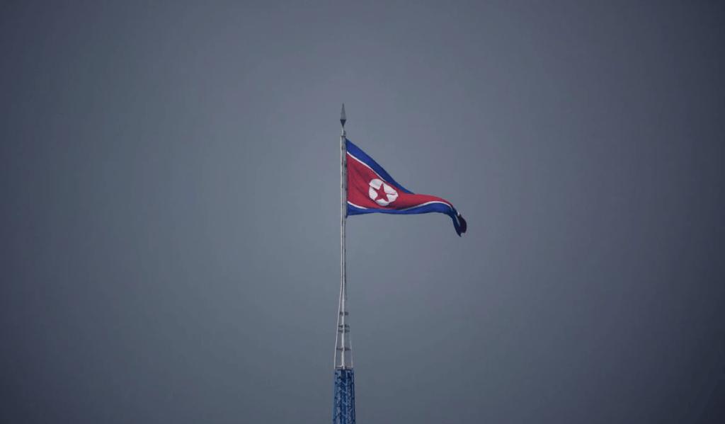 這張照片拍攝於 2022 年 7 月 19 日在韓國兩韓之間的非軍事區 (DMZ) 內的板門店停戰村附近，一面北韓國旗在飄揚。路透社