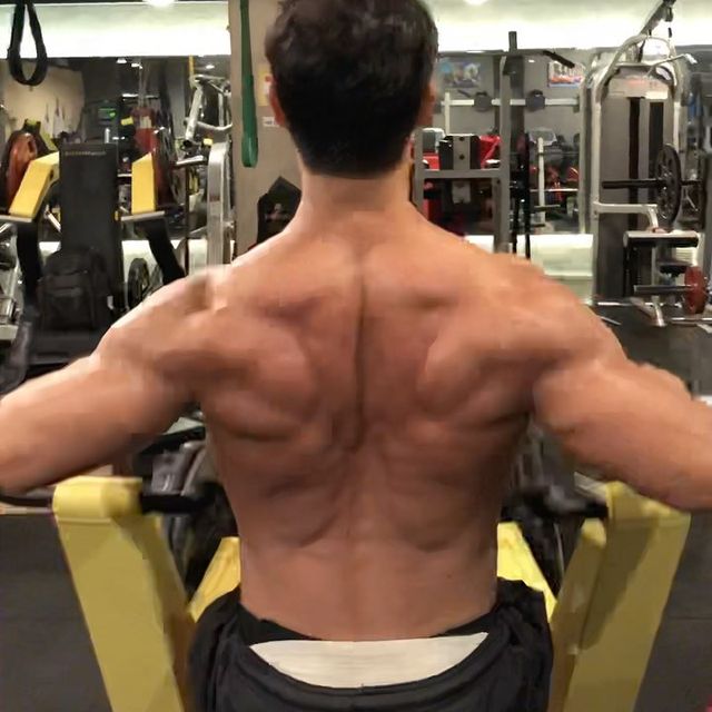 金鐘國出晒名長留在健身室。