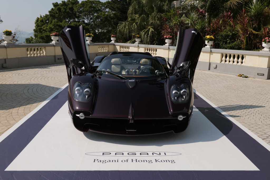 Pagani Utopia Roadster开篷版沿用Butterfly Door鸥翼车门设计。