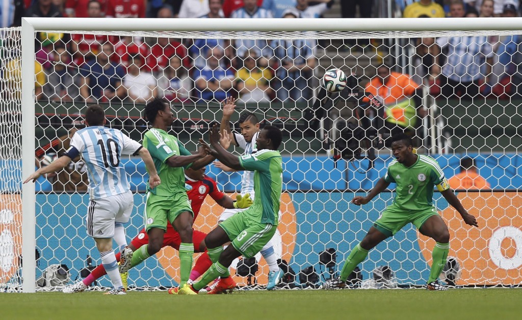 阿根廷球王美斯在俄羅斯世盃鬥尼日利亞，以右腳射入一個金球。