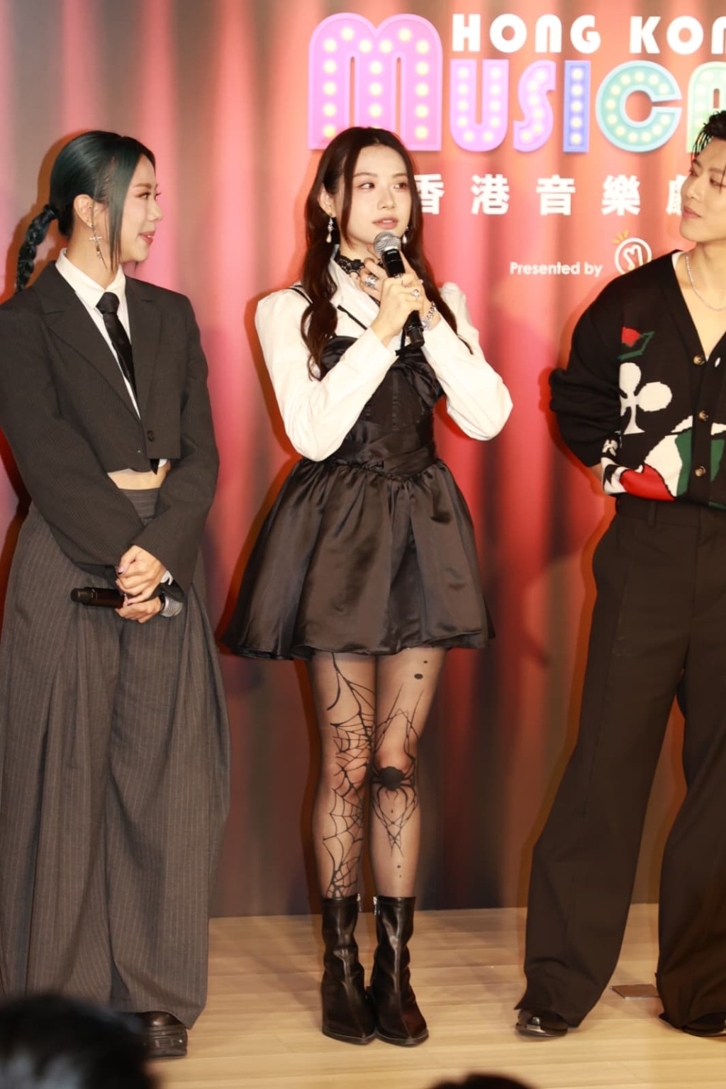 ,在音樂劇《愛登氏家庭》中,Sinnie演繹一位暗黑冰山少女,與她個性分別大。 ,在音樂劇《愛登氏家庭》中,Sinnie演繹一位暗黑冰山少女,與她個性分別大。