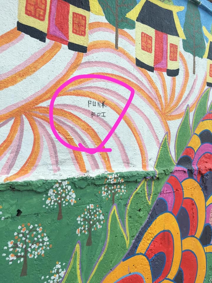 有人在壁畫上以原子筆寫上名字。FB社群「錦田壁畫村」圖片