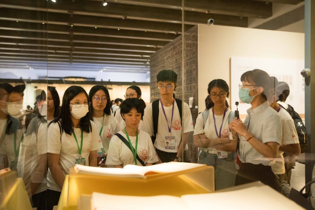 交流團參觀中國國家版本館杭州分館（文潤閣）。港台供圖