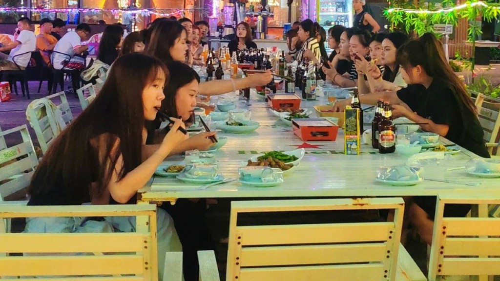 包間消費減少,北京不少餐廳在店門外擺攤開拓生意出路。楊浚源攝