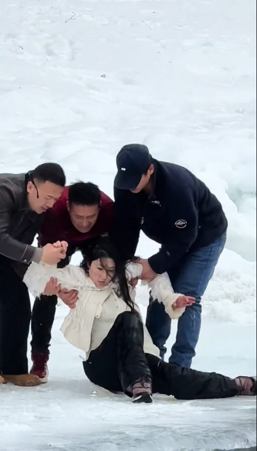 跌入冰河的两母女获现场民众合力救回。抖音＠小橙子