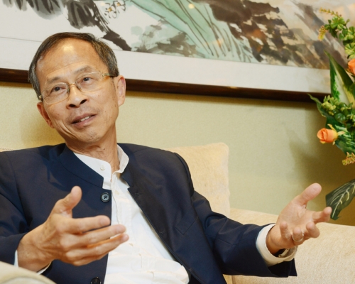 曾鈺成指,完善選舉制度後,他對日後落實普選更感樂觀和正面。 資料圖片