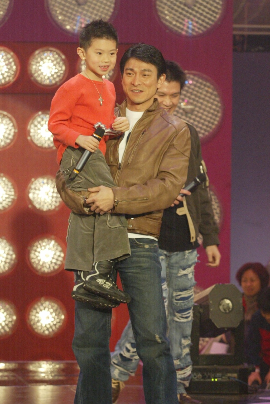 同時劉德華還在台上抱起莫凱謙。