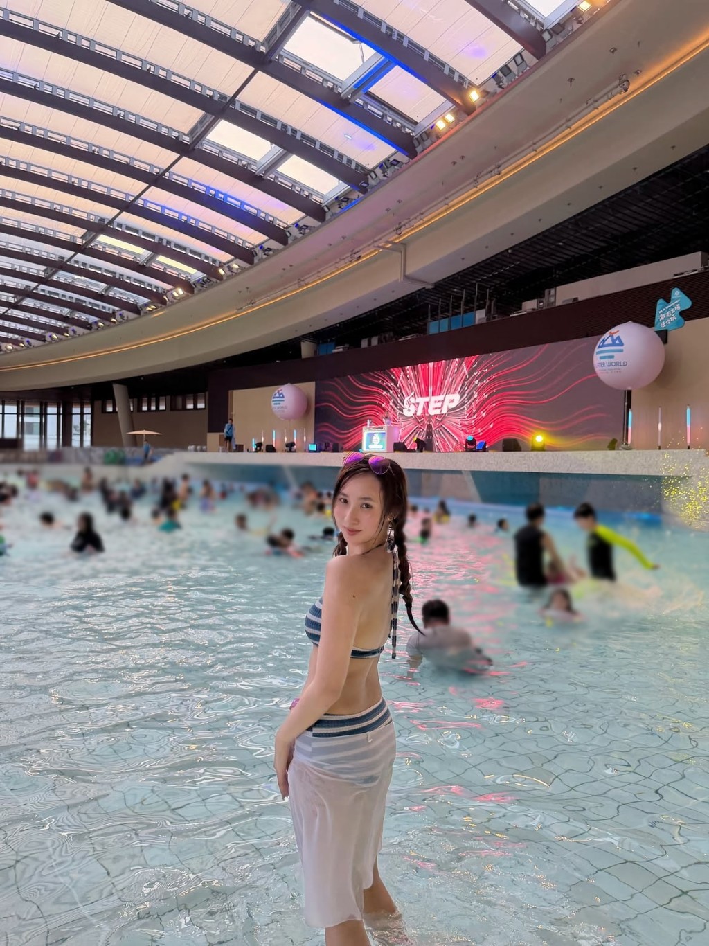 鍾柔美大晒玉背。
