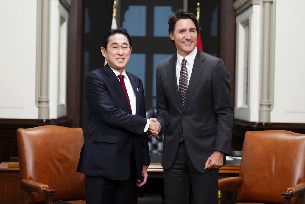 杜魯多在渥太華國會山會見了日本首相岸田文雄。AP