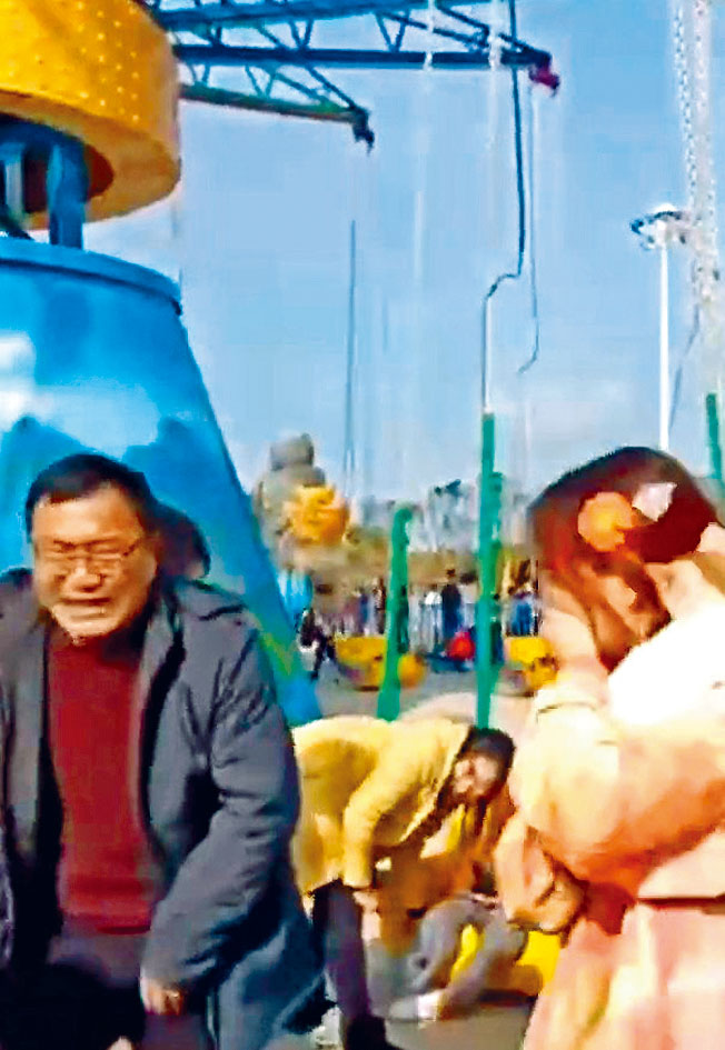 ■湖南游乐园空中飞椅绳索断裂，游客飞堕地面受伤。