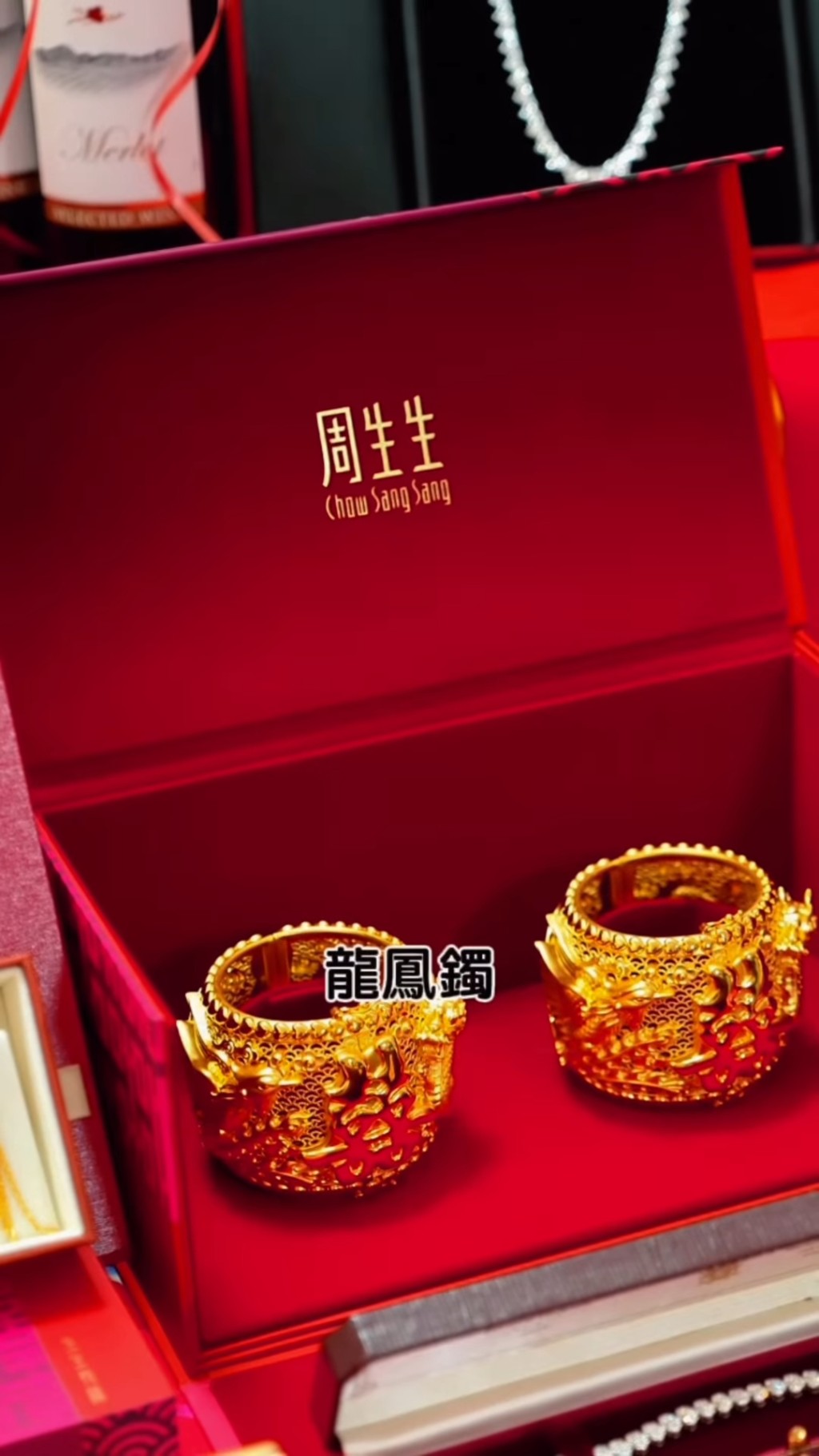 黃靜藍過大禮相當有排場,金器件件極具份量。 黃靜藍過大禮相當有排場,金器件件極具份量。