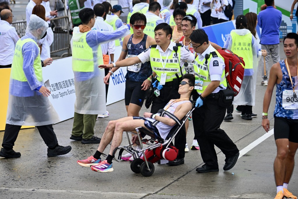 部分跑手到達終點後不適倒地，有人要由擔架抬走。